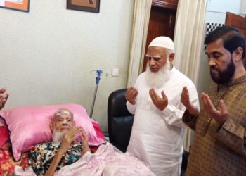 অসুস্থ বিএনপি নেতা ও সাবেক এমপি জনাব এসএ খালেককে দেখতে বাসায় যান আমীরে জামায়াত